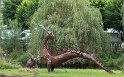 Un dragon de métal défendant son oeuf dans les jardins tranquille
