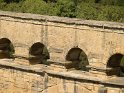 Vue des dalles de couverture de l'aqueduc