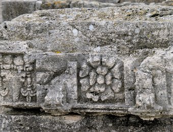 Châpiteau sculté