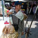 DSC 1894  Un vedeur ambulant au marché de Chatuchac